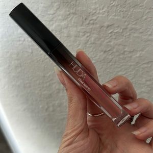 Huda Beauty Demi Matte lipstick - Feminist